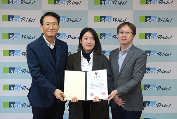 차선주 박사가 교육부장관 표창 수상 후 혁신선도형 바이오헬스 산업 융합인재 교육연구단 윤성환 단장(왼쪽), 의료과학과 김기영 지도교수(오른쪽)와 함께 기념촬영을 하고 있다.