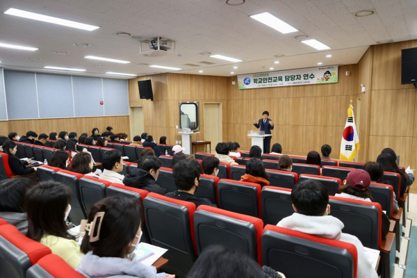 세종시 교사들이 10일 새움초에서 열린 학교안전교육 담당자 연수에 참여하고 있다.