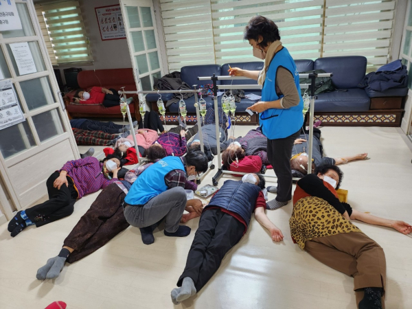 태평1동 내 경로당에서 열린 대전봉사체험교실의 의료봉사활동 모습