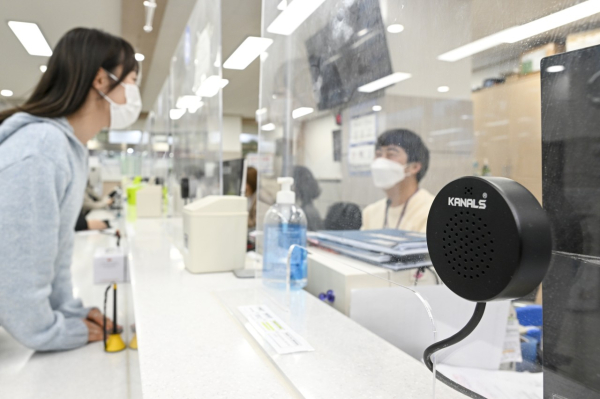 설치된 양방향 마이크가 설치된 중구청 민원여권과 모습