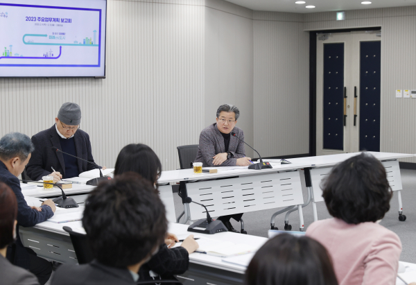 9일부터 13일까지 2023년 주요업무계획보고회가 개최된 가운데, 정용래 유성구청장(오른쪽)이 회의를 주재하고 있다