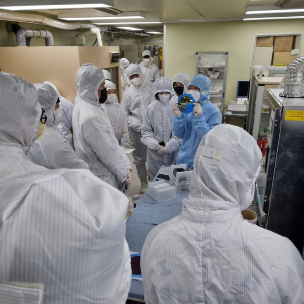 지난 6일부터 10일까지 반도체 분야 실무인재 양성을 위한 교육과정을 운영하고 학생들이 교내 반도체 클린룸에서 공정 과정 설명을 듣고 있다.