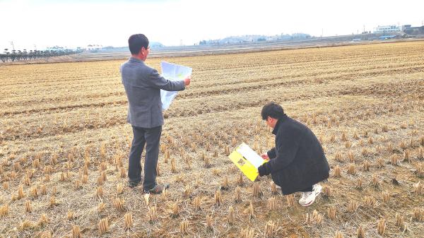 지난해 천수만 생태계서비스지불제 계약사업 이행 여부를 점검 중인 직원들
