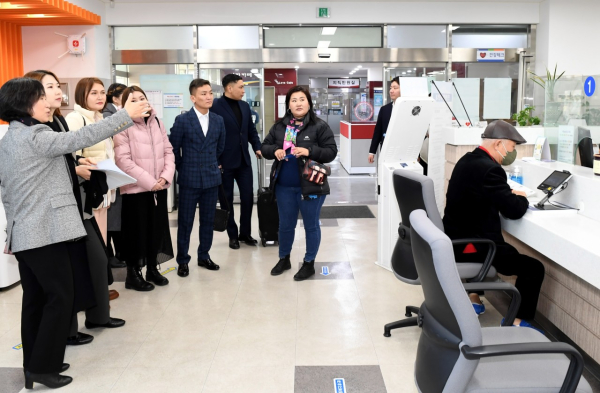 몽골 울란바토르 수도권 범죄예방위원회 연수단의 중구청 민원여권과 방문