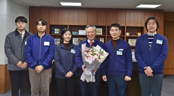 반장식 조폐공사 사장(가운데)과 혁신의 주인공인‘Small Success Heros’와 함께 포즈를 취하고 있다.