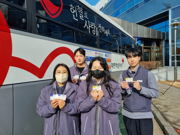 헌혈에 참여한 직원들 모습
