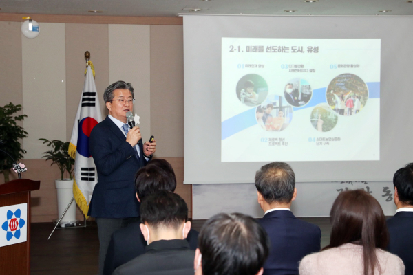 15일 정용래 유성구청장이 진잠동 행정복지센터를 방문하여 주민들과 대화를 하고 있다.