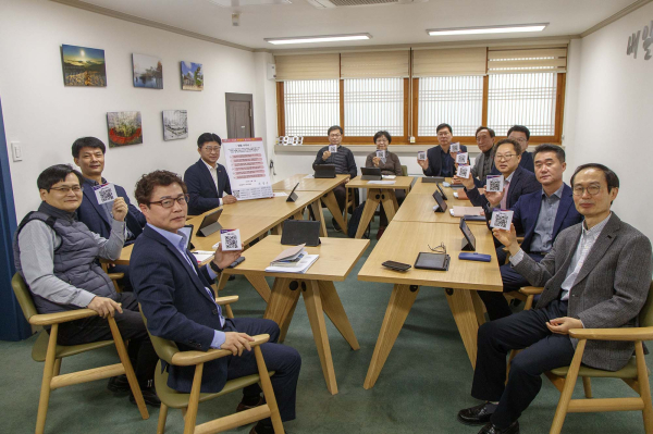 지난 13일 최충규 대덕구청장(왼쪽 첫 번째)과 간부공무원들이 청렴 서약식을 진행한 후 QR 팸보드를 들고 기념 촬영
