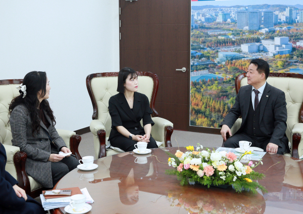 서철모 서구청장은 15일 서구청 갑천누리실에서 제2연평해전 당시 순국한 고 조천형 상사 유가족들을 격려하고 있다.