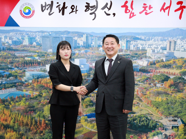 15일 서구청 갑천누리실에서 제2연평해전 당시 순국한 고 조천형 상사 유가족들을 격려하고 있다