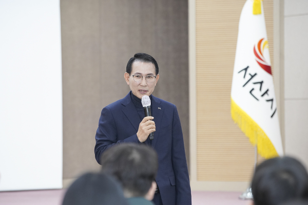 이완섭 서산시장이 16일 시청 대회의실에서 열린 구윤철 전 국모조정실 실장 초청 공직자 재정교육에서 인사말을 하는 모습