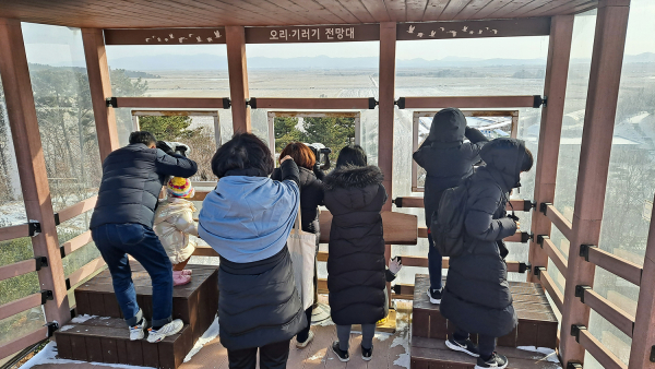 지난해 관광객들이 서산버드랜드 숲속 생태체험을 하는 모습