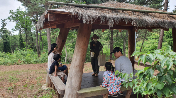 지난해 관광객들이 서산버드랜드 숲속 생태체험을 하는 모습