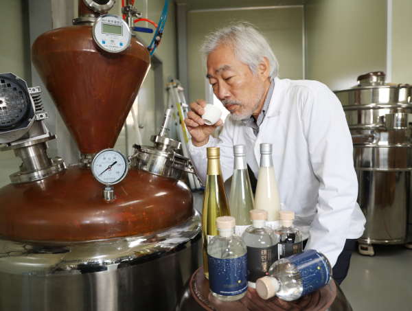 수출길에 오른 태안 특산주 ’Chamoe Spirit‘ 만드는 모습