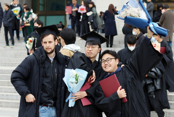 졸업 기념사진을 찍는 유학생들