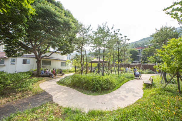 2022년 준공된 실외나눔숲(시립남부노인전문요양원).