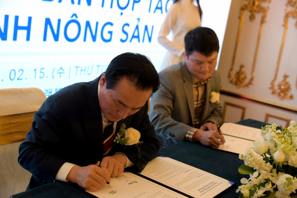 논산시-안민 협약서 서명(좌측부터 백성현 논산시장 응우옌 홍 타이 안민 대표)