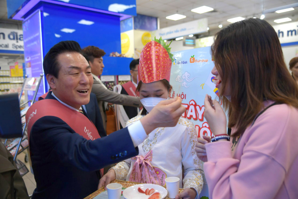 COOP마트 논산딸기 판촉전에 나선 백성현 논산시장