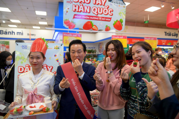 COOP마트 논산딸기 판촉전에 나선 백성현 논산시장