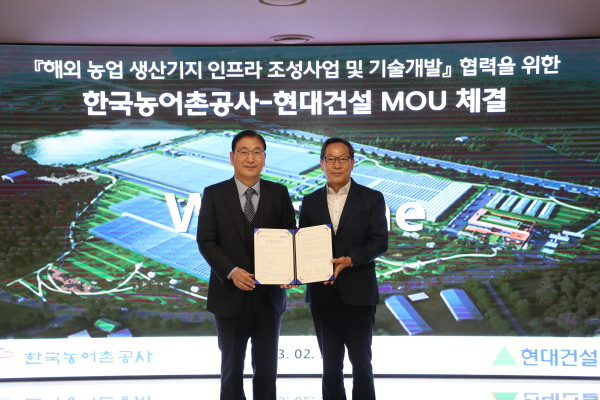 이병호 사장(사진 오른쪽)과 현대건설 윤영준사장은 20일 상생발전 공동협력 MOU체결 후 기념사진을 찍고 있다.