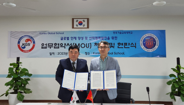 한기대 LINC 3.0사업단-베트남 한국글로벌학교, 글로벌 인재양성 및 산학협력 발전을 위한 MOU 체결(좌 한국글로벌학교 이상화 교장, 우 한기대 민준기 LINC 3.0사업단장)