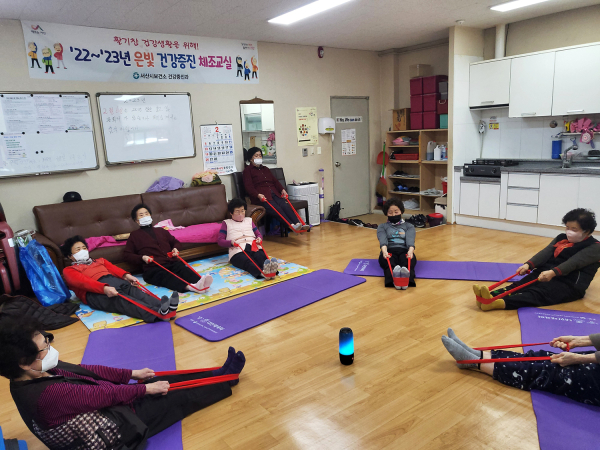 지난 2월 14일 석림13통 경로당 어르신들이 은빛건강증진 체조를 하고 있다