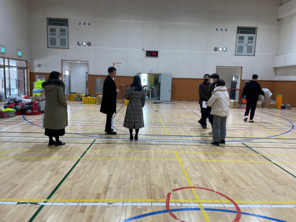 교육청 직원들이 21일 학교 현장을 찾아 시설물을 점검하고 있다.