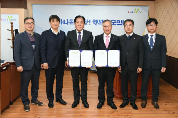 한국조폐공사는 평창군청에서 평창군과 평창사랑상품권 발행을 위한 업무협약을 체결했다. (사진 : 오른쪽 세번째 반장식 조폐공사 사장, 네번째 심재국 평창군수)