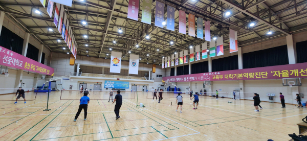 배드민턴 수업 모습