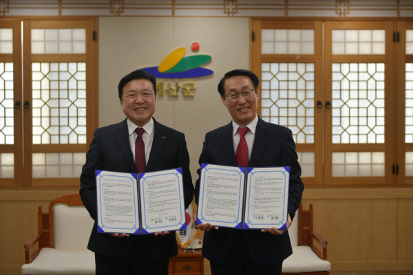 최재구 예산군수와 이용록 홍성군수 협약 체결 기념촬영