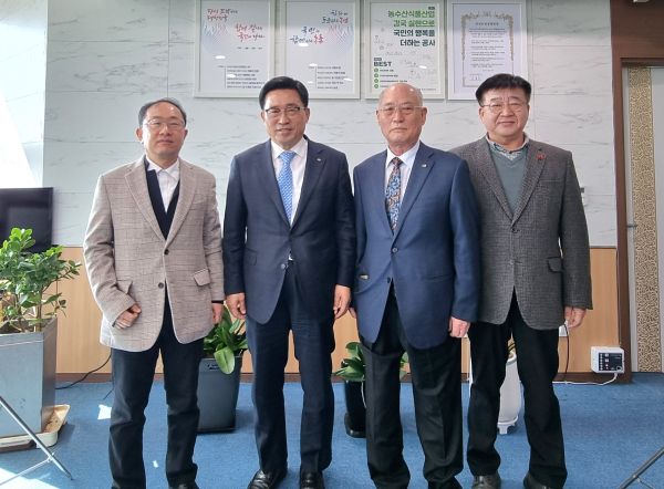 간담회 사진 * 한국농수산식품유통공사 김춘진 사장(좌측2번째), (사)부신정회 유정호 대표이사(우측2번째), 바다의향기 조상완 시설장(우측1번째)