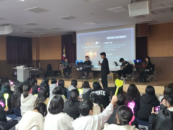 22일 경북 영주시 봉현면 산림치유원 다스림홀에서 튀르키예·시리아 지진구호 사내밴드 추모공연을 관람하고 있다.