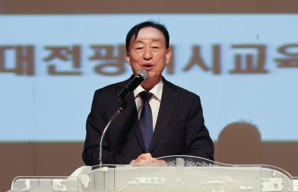 2023년 1분기 정기 안전보건교육에서 인사말하는 설동호 교육감