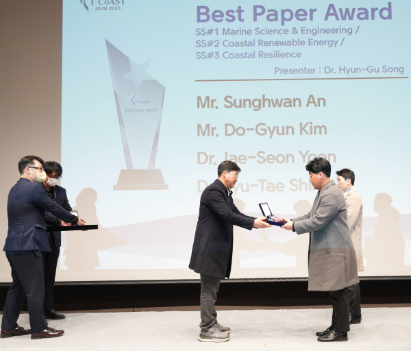 윤재선 책임연구원(사진 오른쪽)이 우수논문상을 받고 있다.