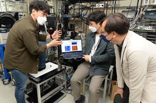 ETRI 연구진이 테라헤르츠 이미징 기술을 이용해 신발을 투과·검사하고 있는 모습