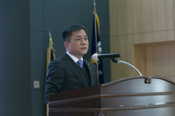 2022 동계 전체교수회에서 인사말하는 홍성태 총장