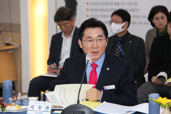 박경귀 아산시장  23일 서산시청 대회의실에서 열린 제3회 충남지방정부회의에서 김태흠 충남지사에게 교육청 교육지원비에 대해 불만을 토로했다./사진 권상재 기자