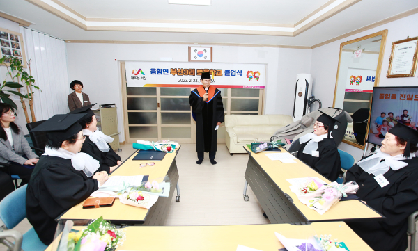 이완섭 서산시장이 13일 음암면 부산3리 경로당에서 열린 마을학교 졸업식에 방문해 졸업을 축하하는 모습