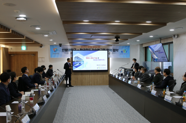 지난 23일 교육․연구 플랫폼 협력을 위한 협약을 맺었으며, 협약체결에 앞서 한국철도기술연구원 한석윤 원장이 특강을 하고 있다.