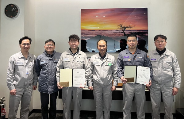 24일 오후 한국타이어 대전공장에서 감사패 전달식을 진행하고 기념촬영을 하고 있다: (좌로부터) 이준길 대전공장 제조담당, 윤정수 대전공장 품질보증운영팀장, 정권영 사원, 윤정록 대전공장장, 백승훈 사원, 김영환 대전공장 품질관리팀장