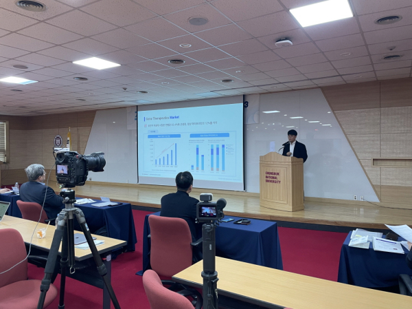 지난 23일 공동으로 개최한 충청권 연합 IR 데모데이 2차 행사에서 스파이더코어 이기원 대표가 발표하고 있다.