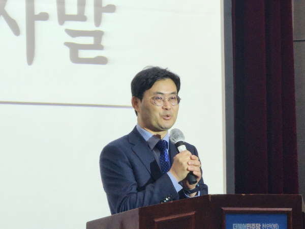 의정보고회를 개최한 이정문 의원/박동혁 기자