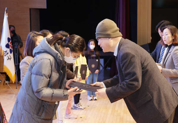 25일 ‘유성 SW․AI 겨울방학캠프’ 수료식이 개최된 가운데, 문창용 유성구 부구청장이 수료생에게 수료증을 전달하고 있다.