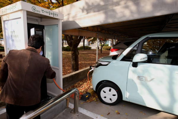 군청 충전소에서 충전중인 전기자동차