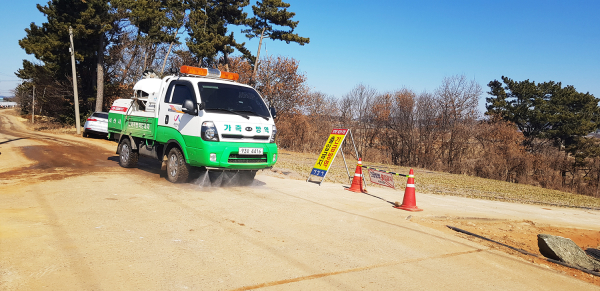 충남 서산시청 공무원들이 지난 26일 고병원성 AI가 발생한 농가 인근지역을 소독하고 있다
