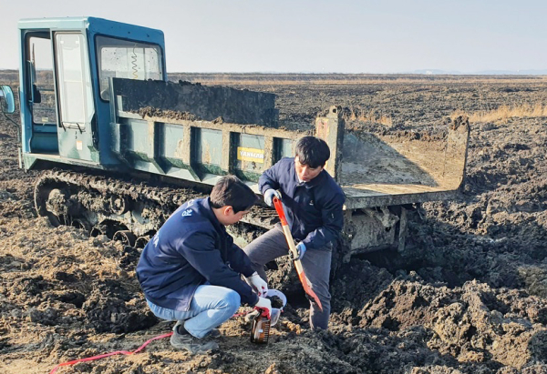 부석면 칠전리 B지구 민원현장에서 지난 10일 서산시청 공무원이 시료를 채취하고 있다