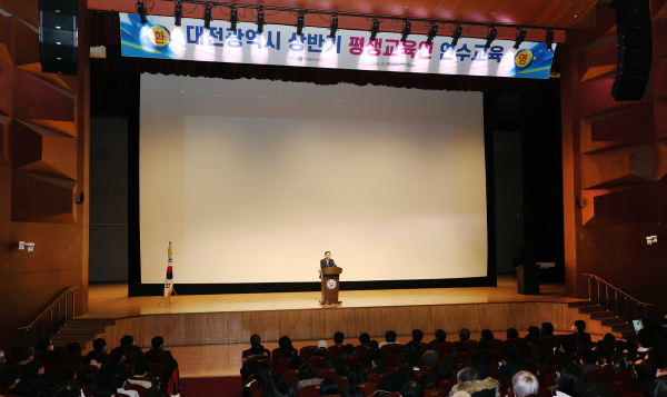 2023년 상반기 학원설립·운영자 연수에서 인사말하는 설동호 교육감