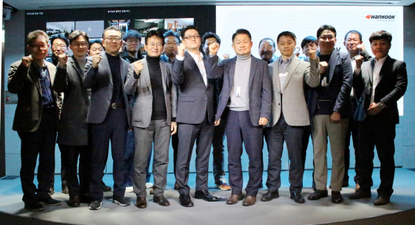 28일 경기도 성남시 판교에 위치한 본사 ‘테크노플렉스’에서 이수일 한국타이어앤테크놀로지 대표이사(우측에서 네 번째)와 프로액티브 어워드 시상자가 기념촬영