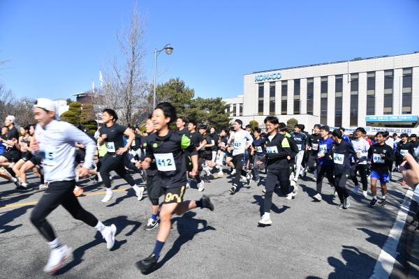 제48회 한국조폐공사 사장배 크로스컨트리대회에 참가한 선수들이 스타트를 알리는 총성과 함께 힘차게 출발하고 있다