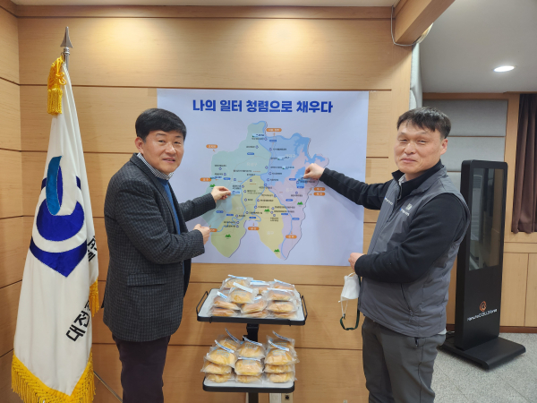 28일 윤리헌장 선포식에서 사업장 배치도에 청렴문구 스티커를 부착하는임재남 이사장(왼쪽), 염태선 노조위원장(오른쪽)